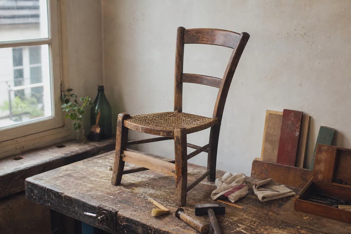 Chaise vintage récupérée et restaurée dans un atelier parisien