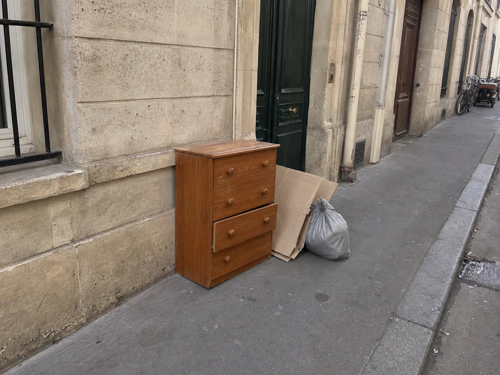 Trouvaille photographiée dans une rue parisienne près de Convention